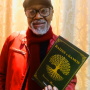Francisco Muniz realiza sonho e se lança como escritor com o livro Raízes e Ramos