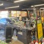 Funcionária fica ferida após veículo invadir supermercado 