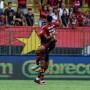 Jovens da base decidem e Flamengo dispara na liderança do Carioca
