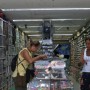 Máscaras deveriam ser mantidas em ambientes fechados, diz especialista