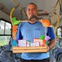 No volante da imaginação: motorista transforma trajeto escolar em jornada de leitura no distrito de Humildes
