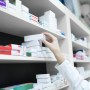 Nova onda da Covid-19 e casos de gripe aumentam busca por medicamentos nas farmácias; especialista destaca os riscos da automedicação