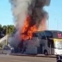 Ônibus com time de futebol feminino pega fogo no Distrito Federal