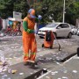 Operação de limpeza recolhe santinhos nas ruas após eleição