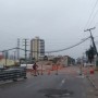Poste ameaça cair e prejudica trânsito próximo ao viaduto Francisco Pinto