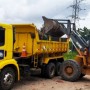 Prefeitura recolhe oito caçambas de lixo jogado em terreno no Eucaliptos