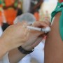 Primeira dose para pessoas a partir de 44 anos, gestantes e puérperas nesta segunda (28)