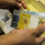Trabalhadores nascidos em julho e agosto recebem abono salarial nesta segunda