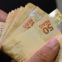 Trabalhadores nascidos em maio e junho recebem abono salarial nesta terça