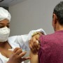 Vacinação contra a Covid no Shopping Popular e nas unidades de saúde nesta sexta
