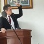 Vereador do Maranhão acusa prefeito de suborno e joga R$ 250 mil pela janela